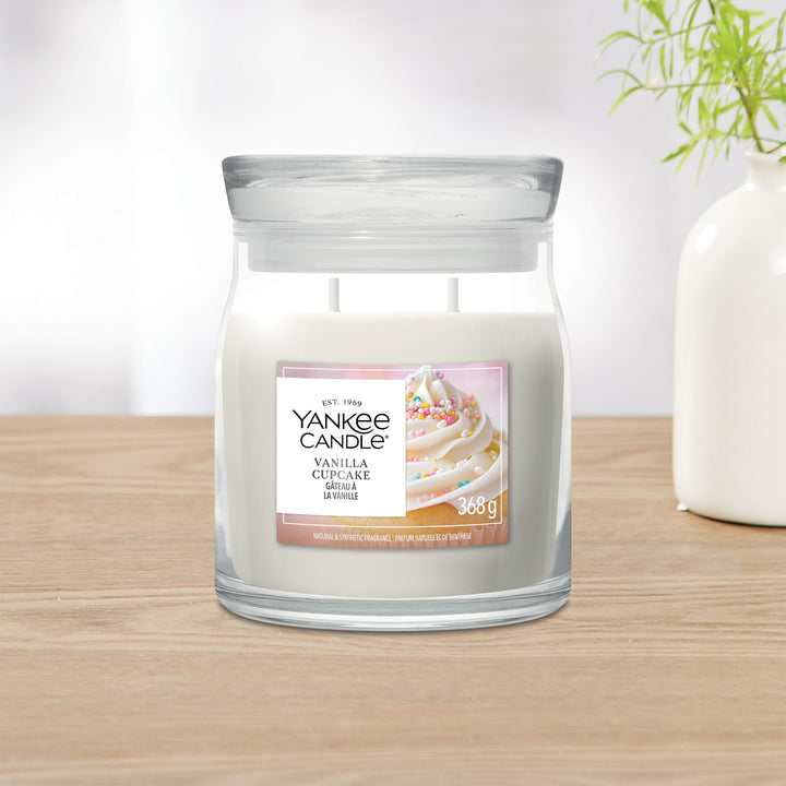 Vanilla Cupcake Signature Medium Jar by Yankee Candle