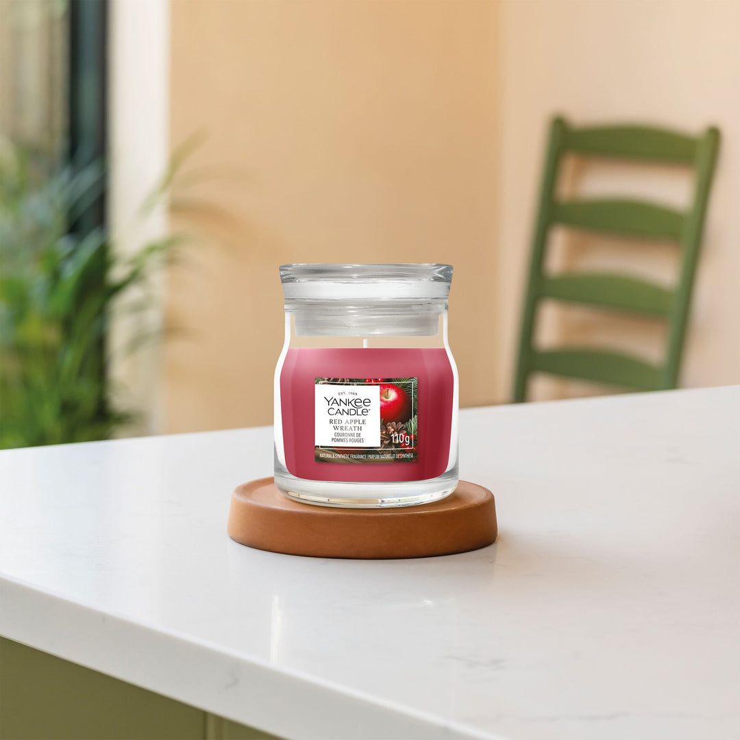 Red Apple Wreath Signature Small Jar by Yankee Candle