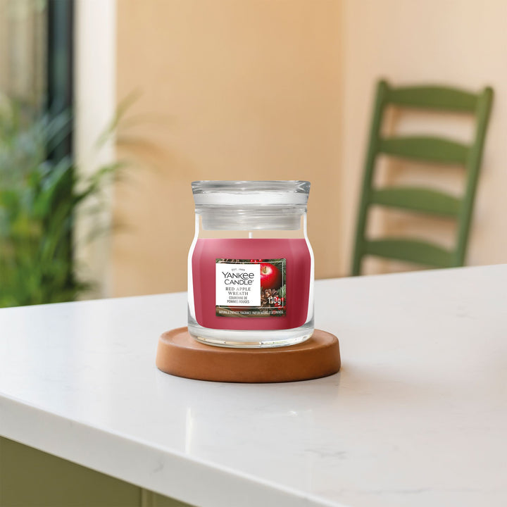 Red Apple Wreath Signature Small Jar by Yankee Candle