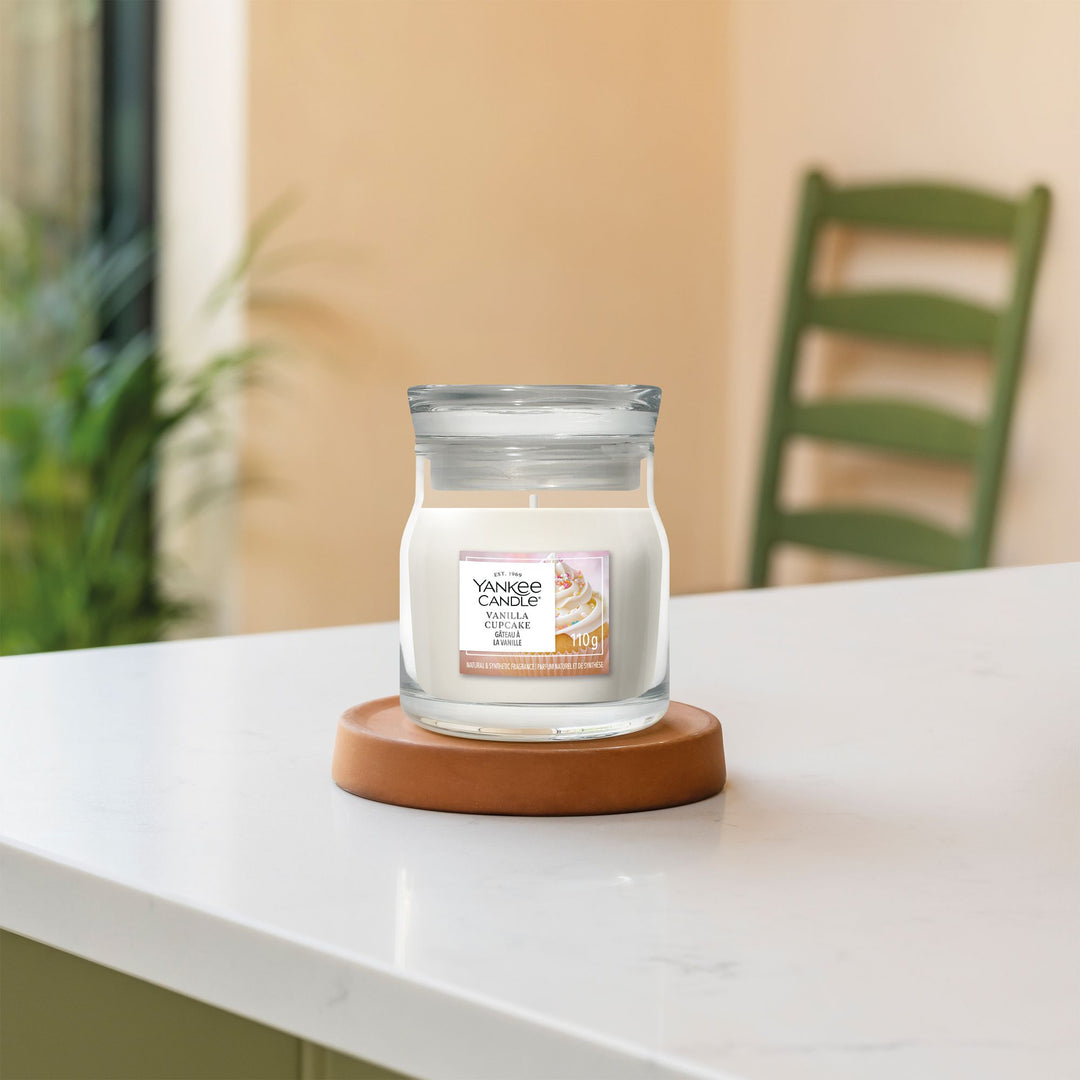 Vanilla Cupcake Signature Small Jar by Yankee Candle