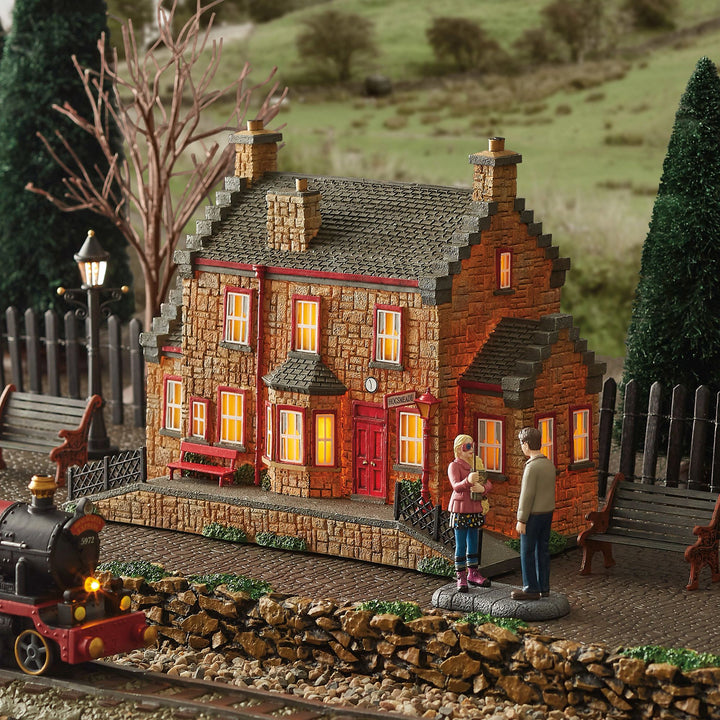 Hogsmeade Station Illuminated Model Building - Harry Potter Village by D56